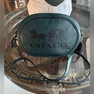💚🖤COACH PEBBLED LEATHER CAMERA BAG WITH HORSE & CARRIAGE ON FRONT!💚🖤C4056